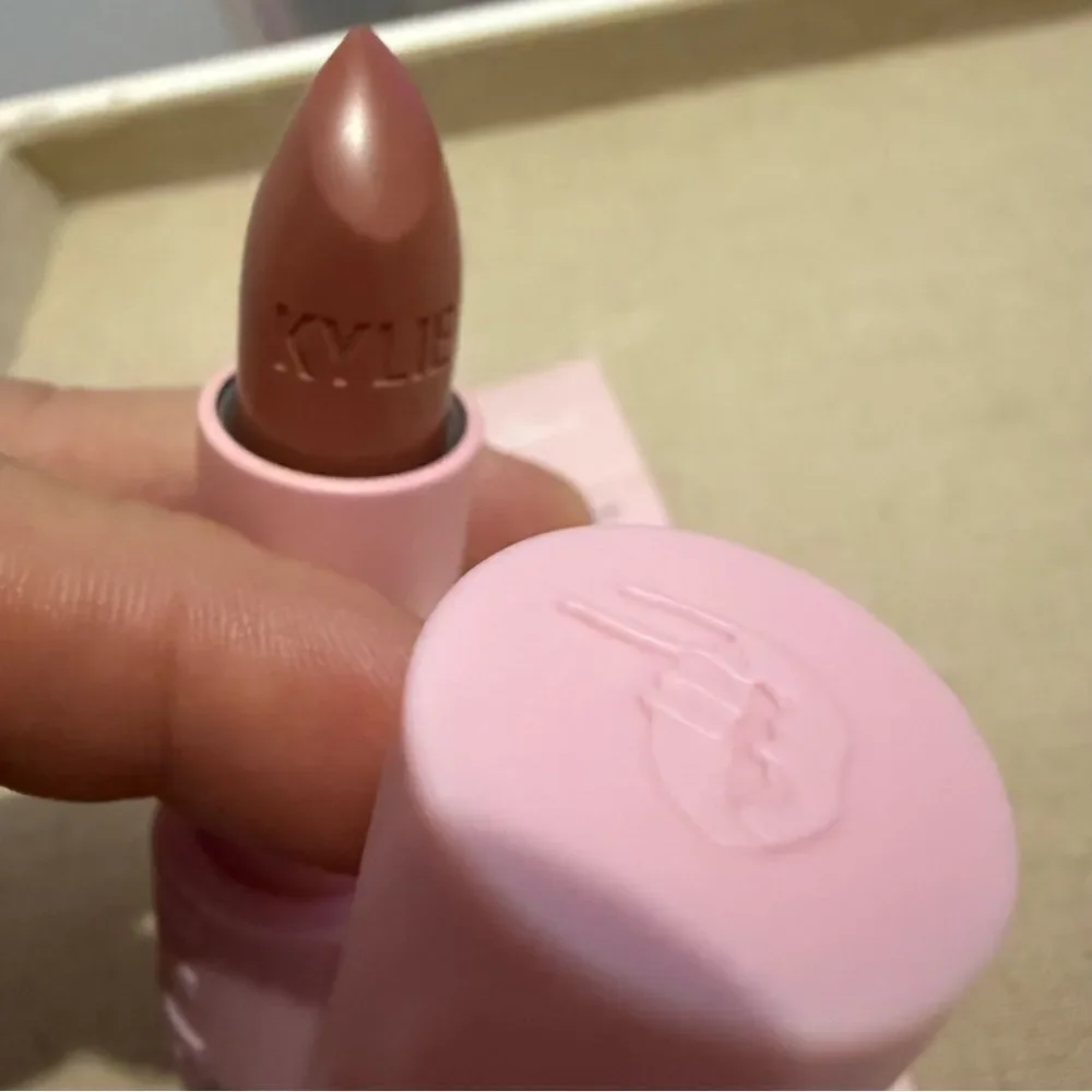 KYLIE JENNER CRÈME LIPSTICK “IF LOOKS COULD KILL” #613